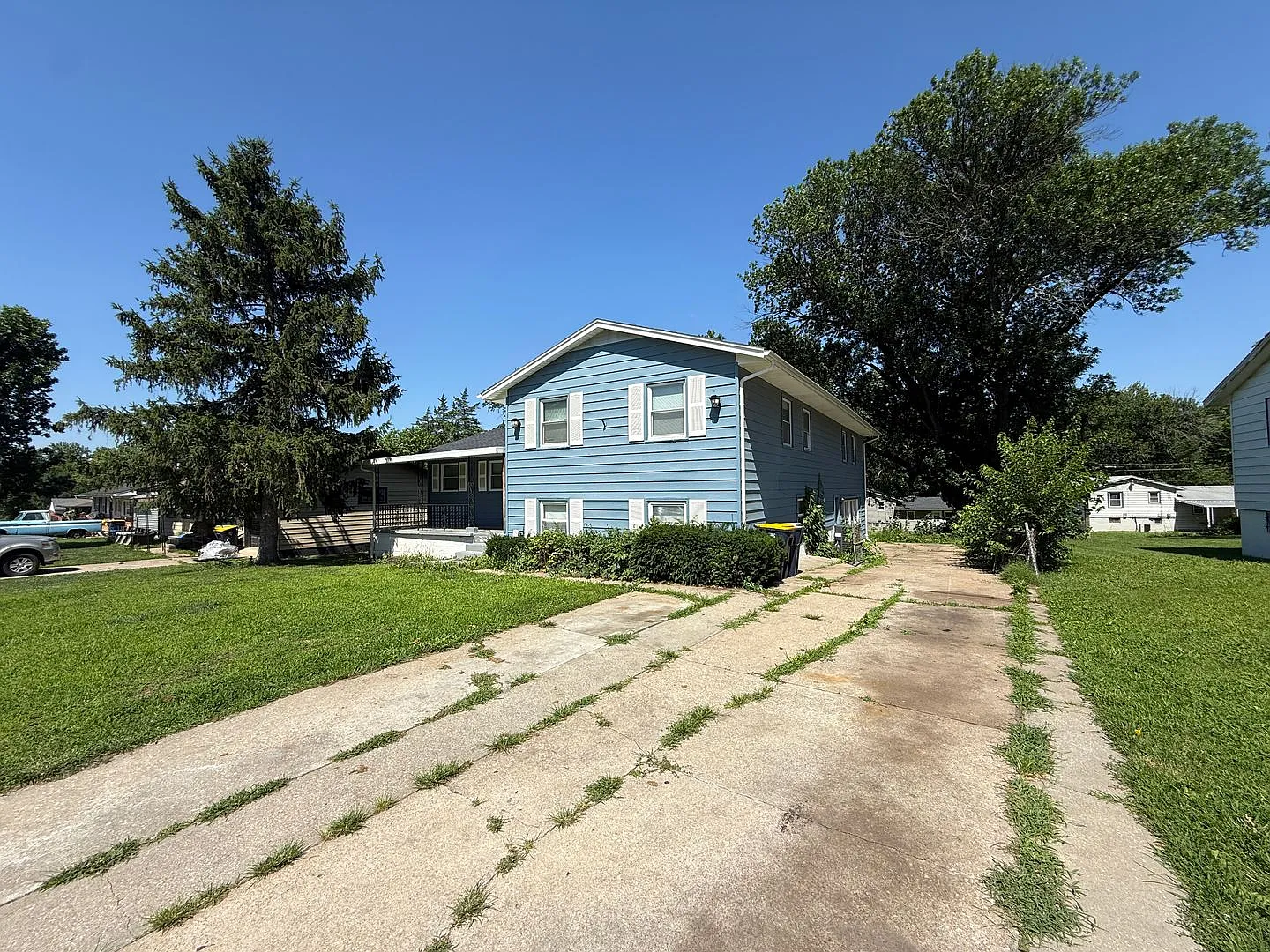 5-Bedroom, 3 Bath Single Family for Rent in Kansas City, MO | Attached Garage & Modern Kitchen — Photo 2
