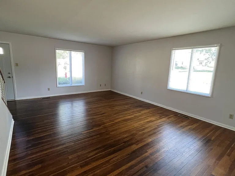 527 N Walnut St — Photo 17