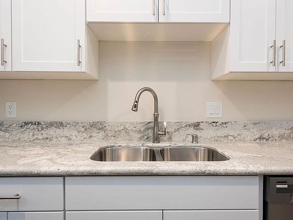 5th image of 952 Agate St #1/2