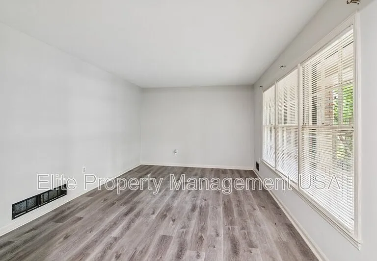 2600 Lantern Ln — Photo 4