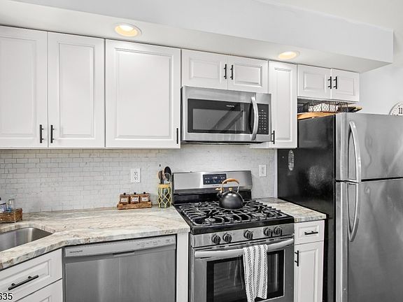 5th image of 118 Brook Dr