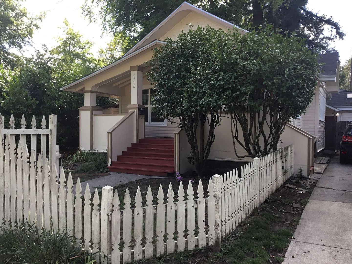 Great 2 Bedroom Bungalow Near Downtown and Campus — Photo 2