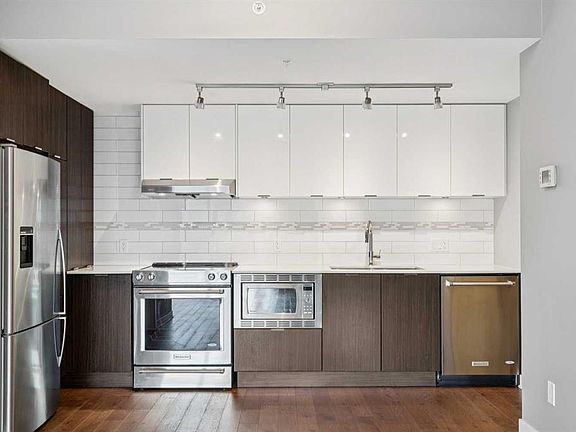 5th image of 930 6th Ave SW #2001