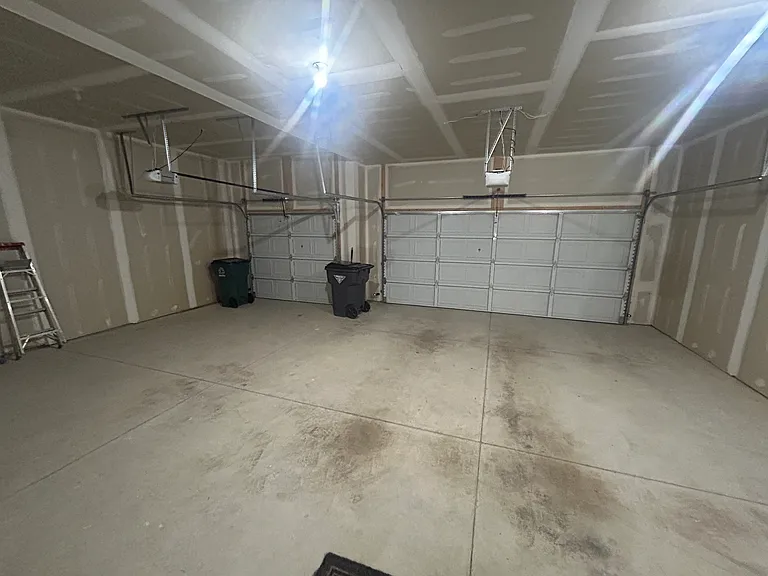 2323 E Maple Rd — Photo 20