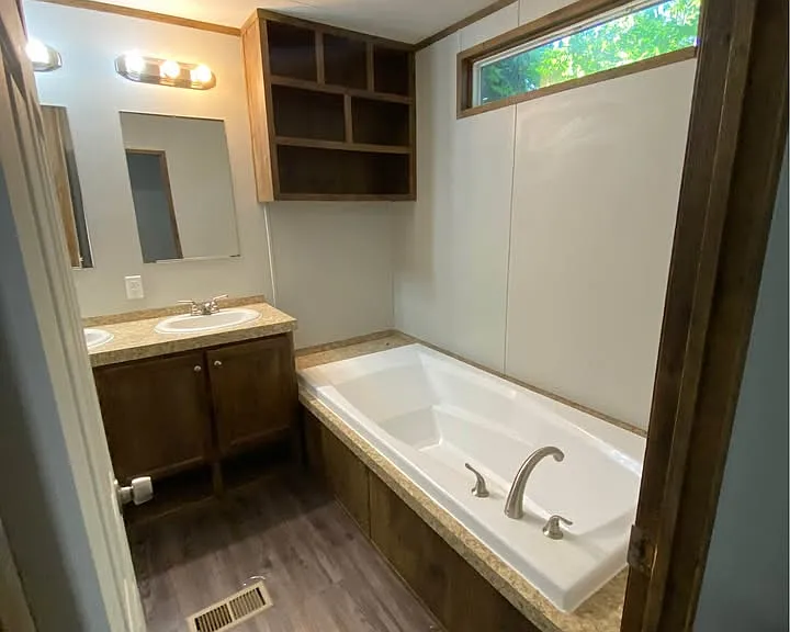 1410 N Lakeview Dr — Photo 5