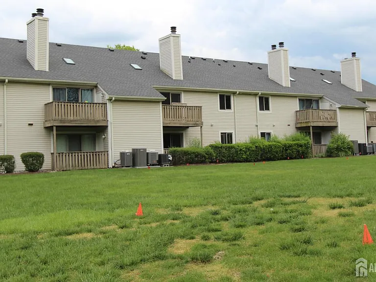1112 Aspen Dr — Photo 2