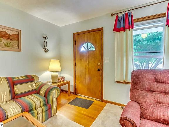 5th image of 22 Strawberry Dr