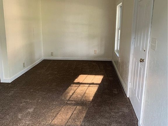 5th image of 220 E Jones St