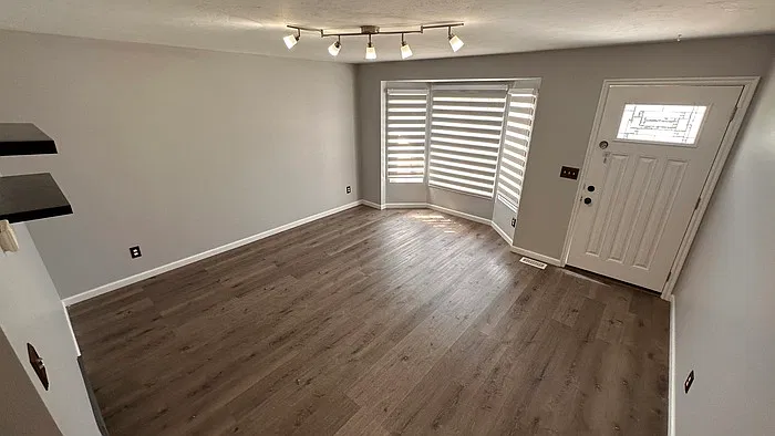 4 bed, 2.0 bath, 2443 sqft, $2,300 — Photo 2