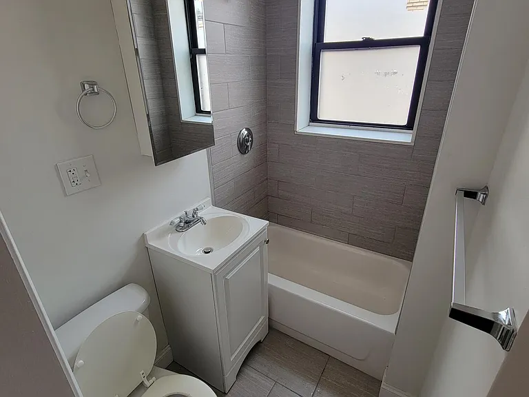 220 Hanover St #24 — Photo 6