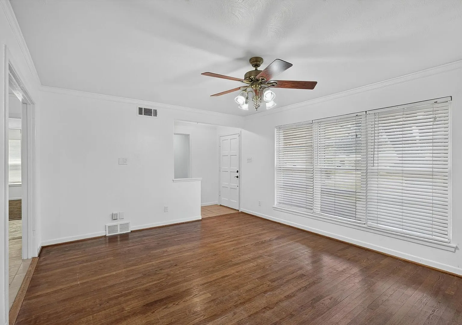 Charming East Dallas 3 Bed/1.5 Bath with Sunroom & Bonus Room! — Photo 3