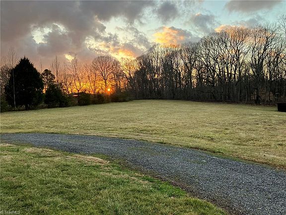 5th image of 2809 Flint Hill Rd