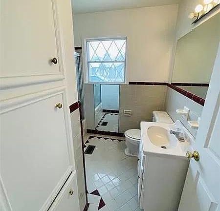 2nd image of 808 S Jefferson St #1