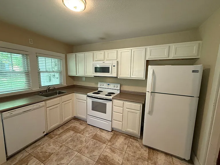 1209 S Lincoln St — Photo 11