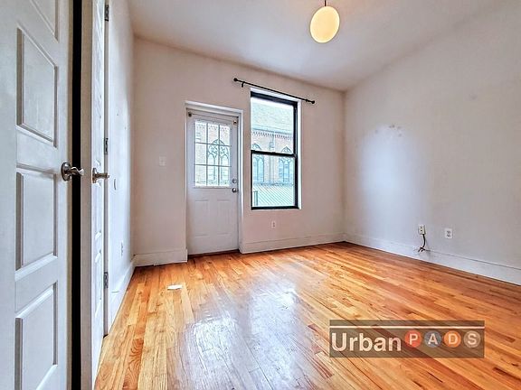 4th image of 128 Manhattan Ave #4R
