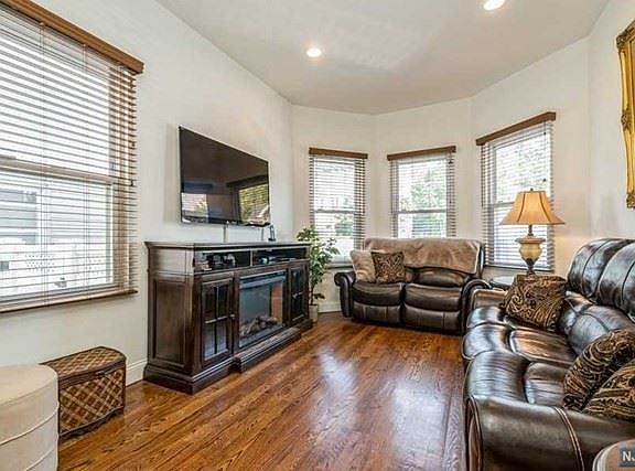 4th image of 11 Laura Ave