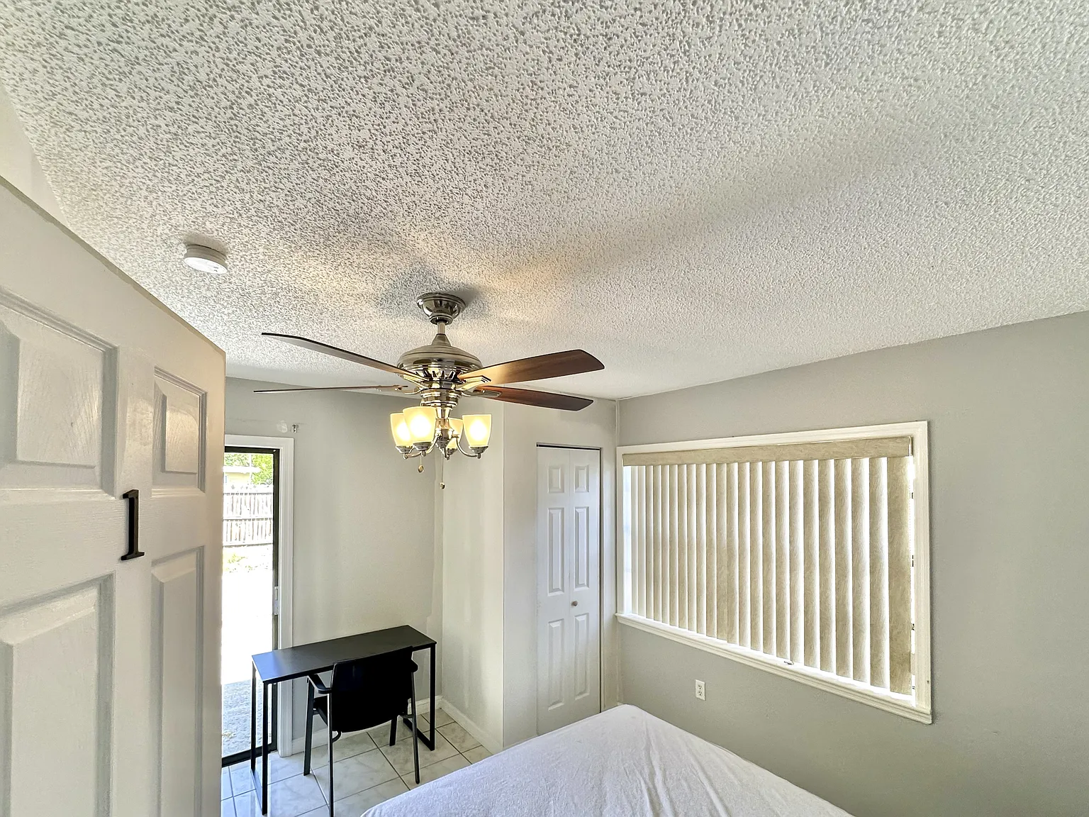 4 bed, 1.0 bath, 979 sqft, $780 — Photo 2