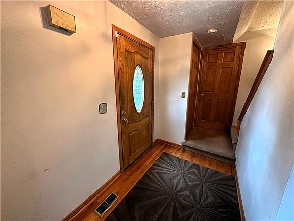 4th image of 110 Cedar Cir