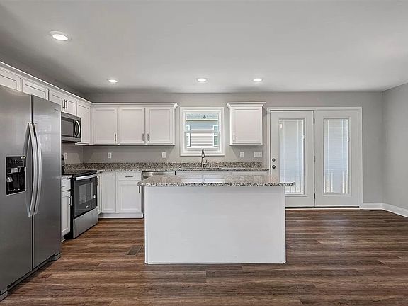 5th image of 908 McFadin Station Ct