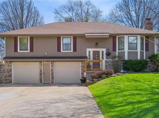 1605 SE Wagon Wheel Dr, Oak Grove, MO 64075