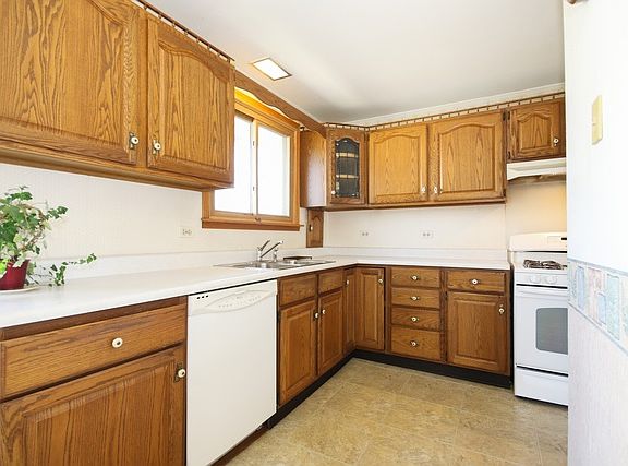 3rd image of 5324 W 131st St