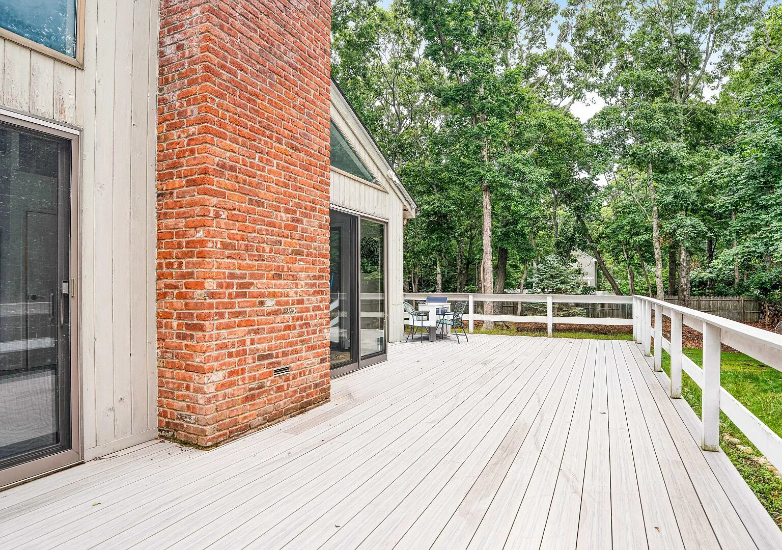 East Hampton Retreat with Private Beach Access — Photo 3