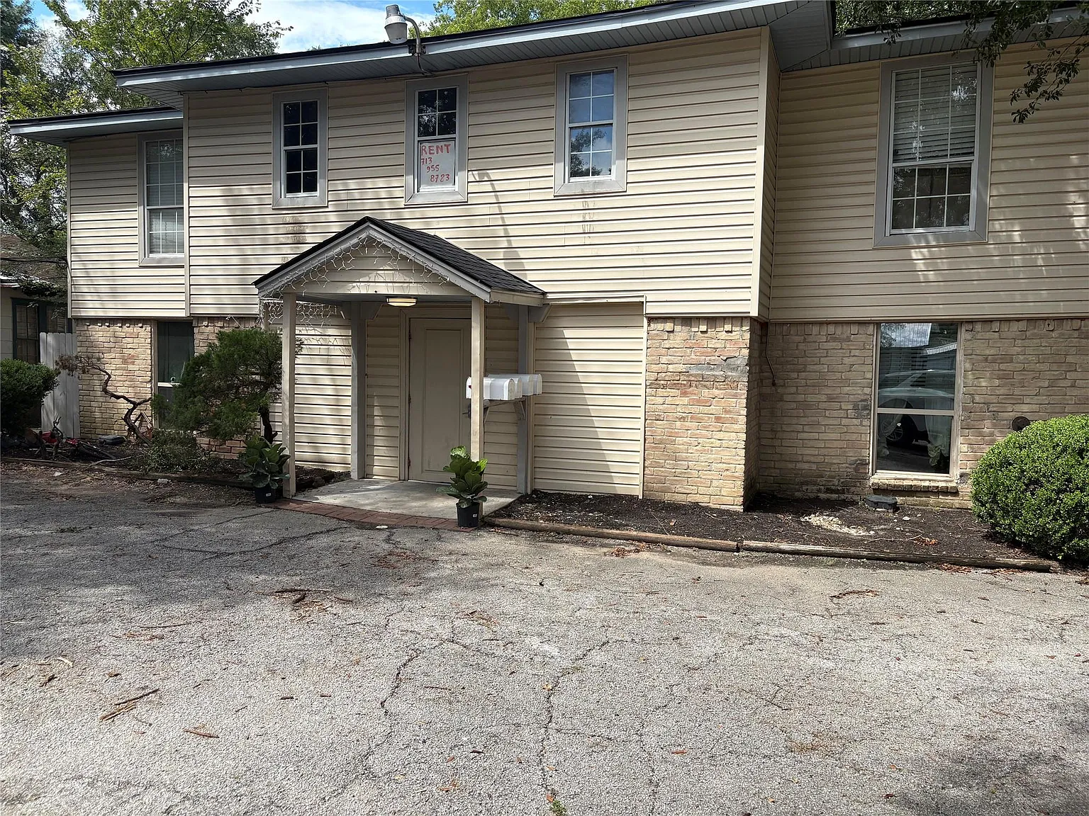 1209 N Roberson St — Photo 1