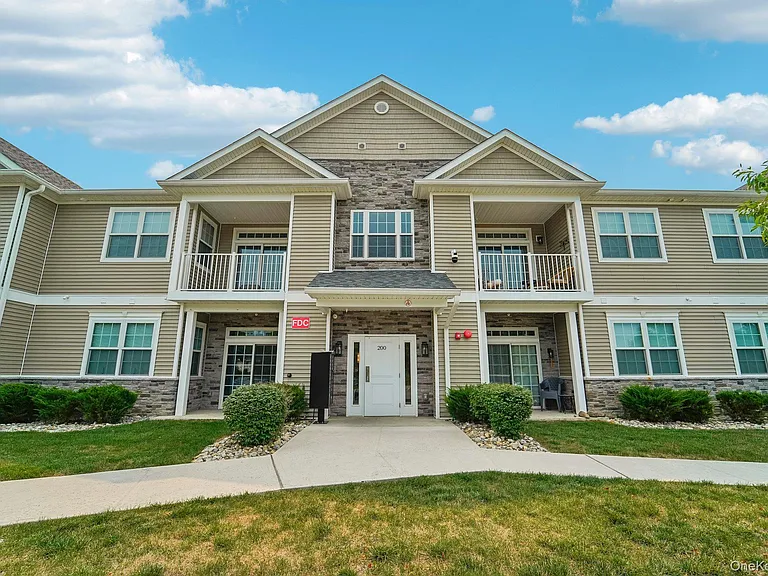 214 Tower Ridge Cir — Photo 1