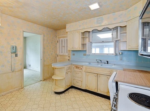 5th image of 9034 Kildare Ave