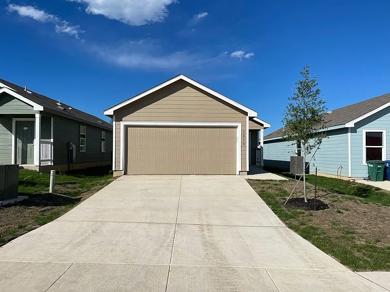 1019 Magrum Way — Photo 3