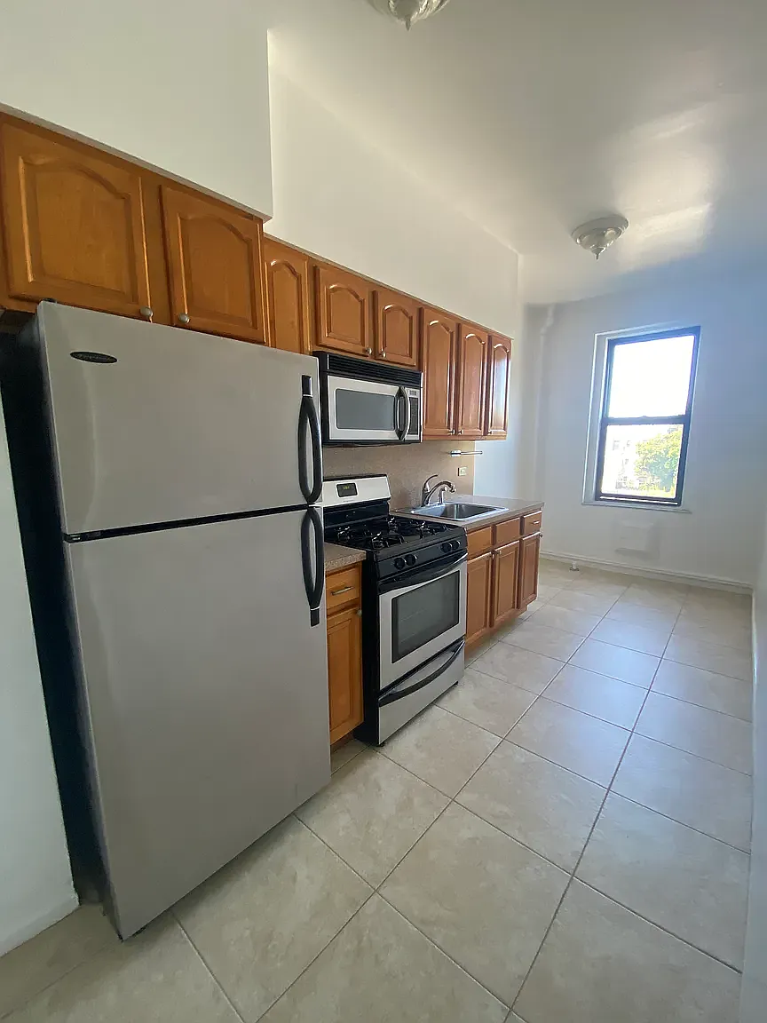 8708 Ridge Boulevard — Photo 3