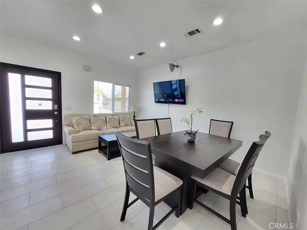3 bed, 1000 sqft, $3,800 — Photo 2