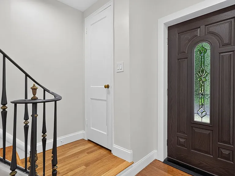 670 John St — Photo 12