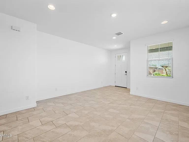 8911 W Solano Dr — Photo 4