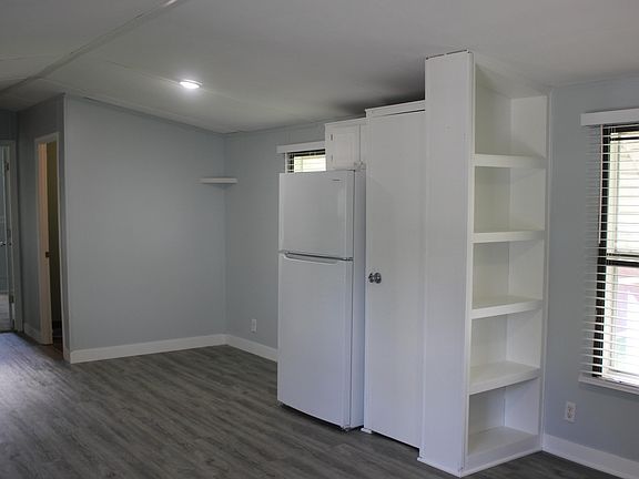 12th image of 576 Jessica St SE