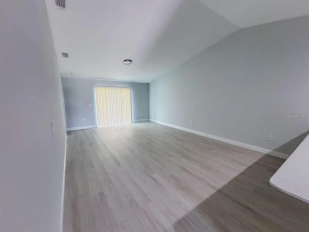 3 bed, 2.0 bath, 1422 sqft, $1,700 — Photo 4