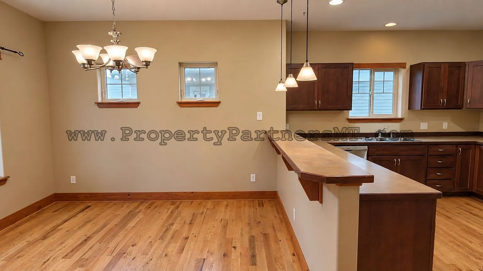 Stunning 3 Bed 2.5 Bath Newly Remodeled Townhome — Photo 3