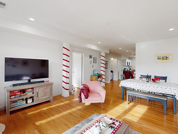 5th image of 2648 W Glenlake Ave APT 1C