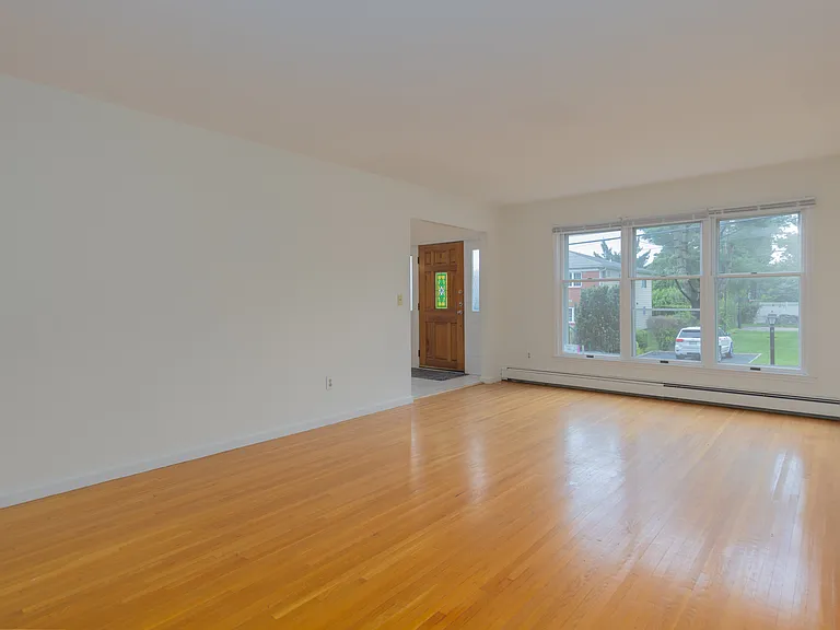 30 Cassilis Ave — Photo 5