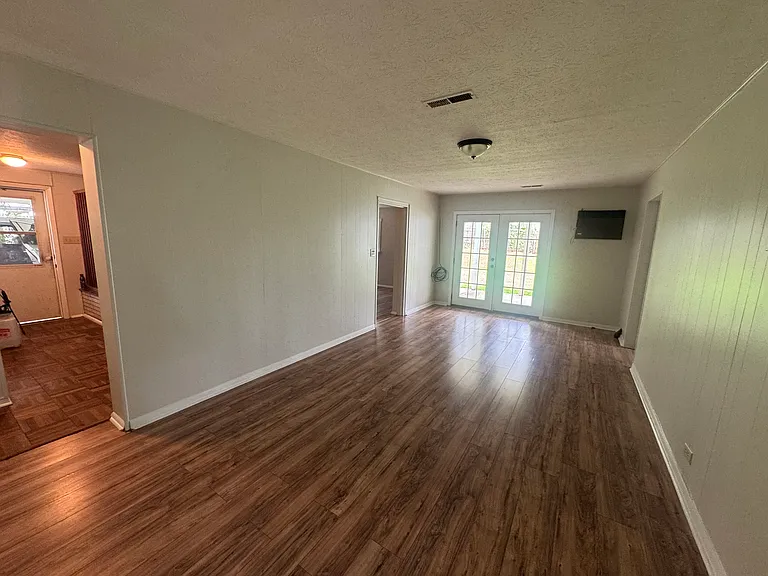 207 Northwestern Ave — Photo 2
