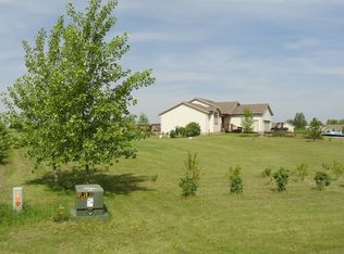 6025 Prairiewood Dr, Bismarck, ND 58504