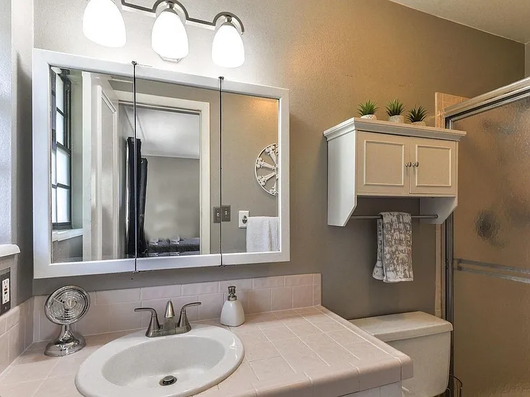2025 Sheffield Ct — Photo 3
