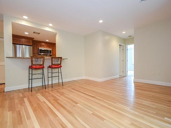 4th image of 102 Gainsborough St APT 205E