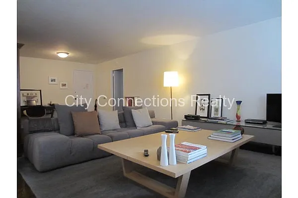 Rented by City Connections Realty | media 11