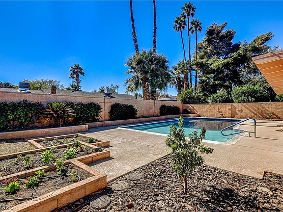 3rd image of 3753 Meadowcrest Dr