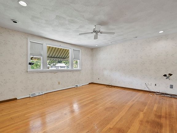 4th image of 10 Crowley Dr