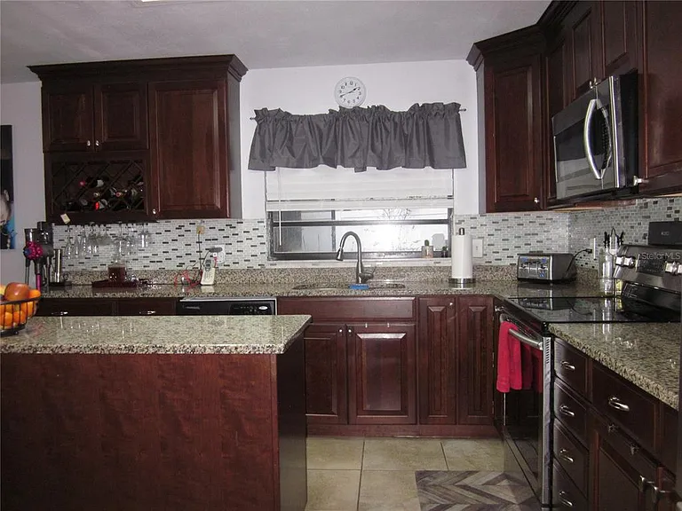 4902 Country Aire Ln — Photo 8