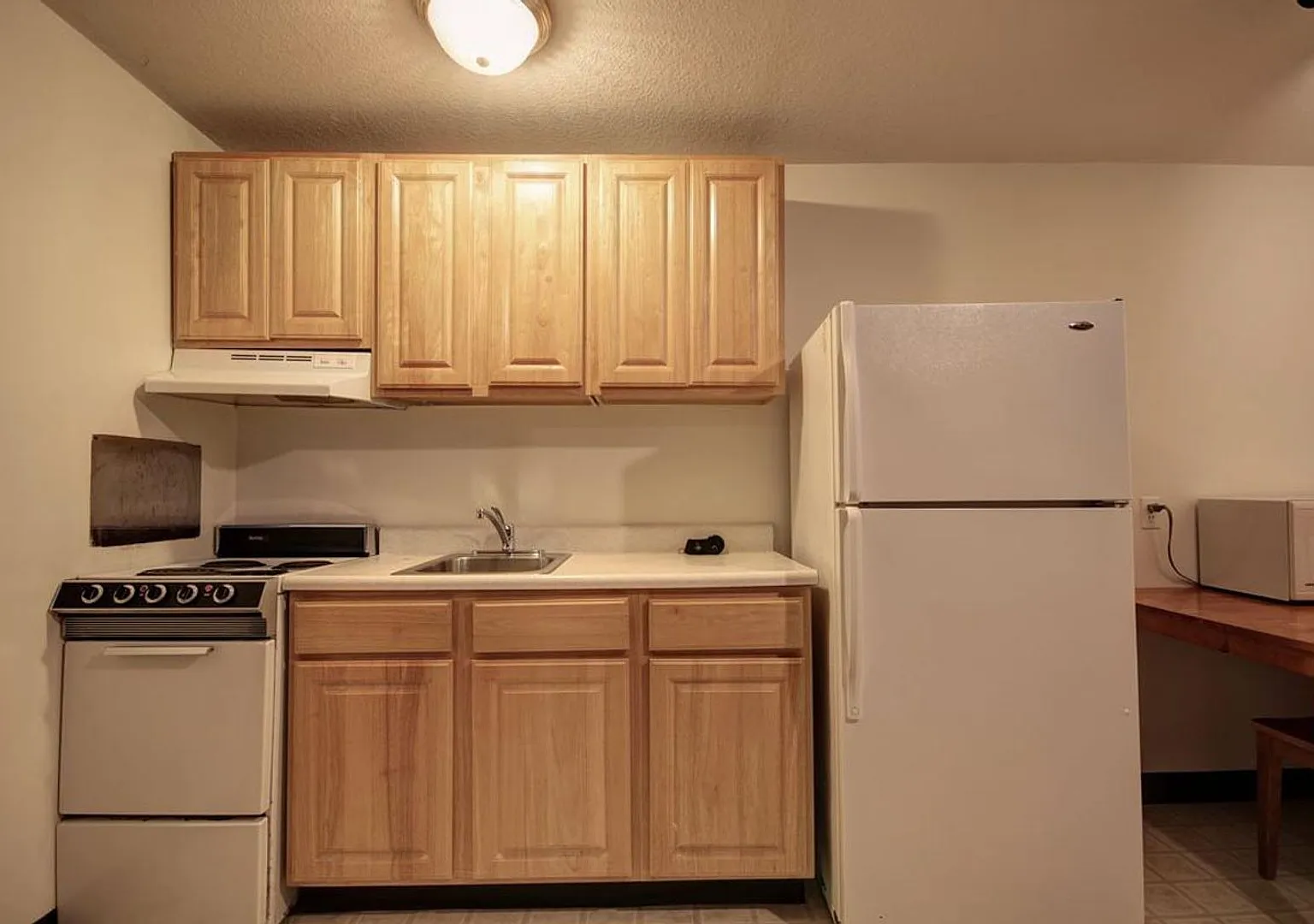 106 N Gregory St — Photo 3