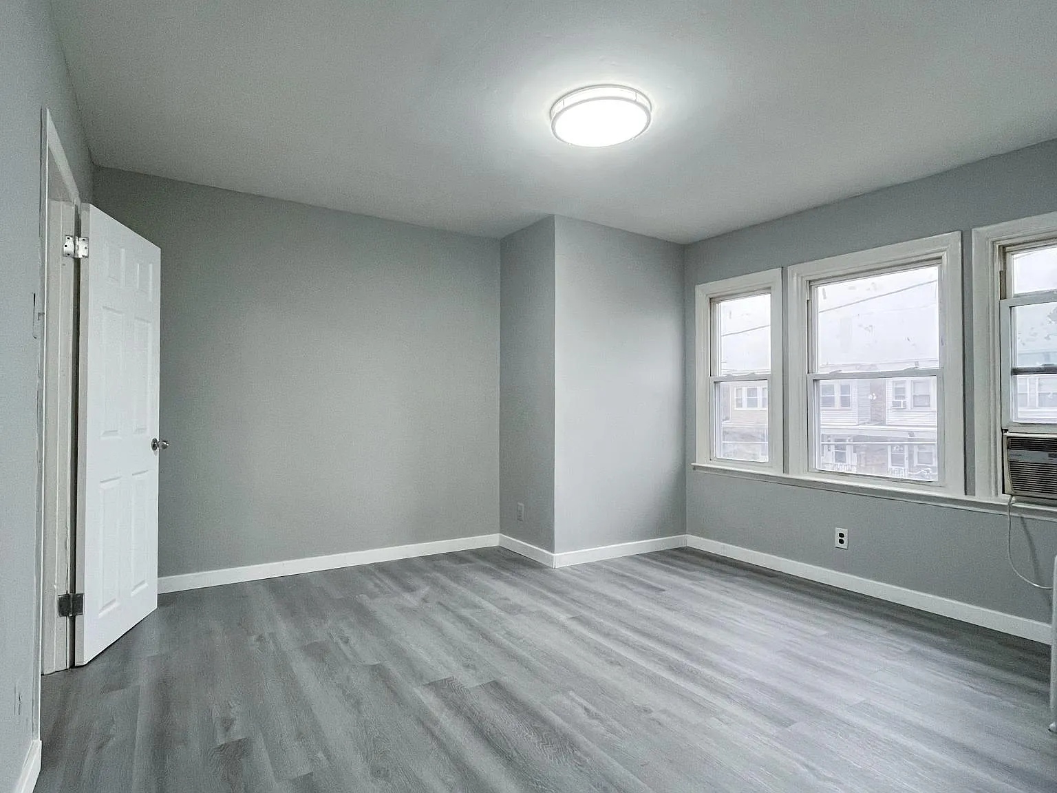 4617 Sheffield Ave — Photo 2