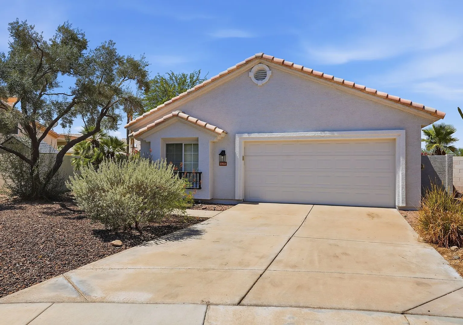 4 Bed 2 Bath House with a pool! — Photo 1
